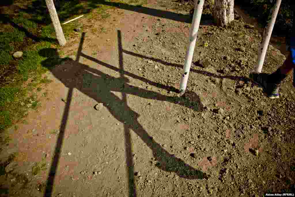 Yevlax rayonu.Nemətabad kəndi. Orta məktəbin həyətində idman edən məktəbli.