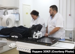 Микола Воробйов з колегою та пацієнтом