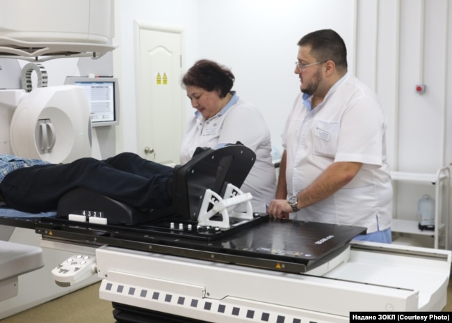 Микола Воробйов з колегою та пацієнтом