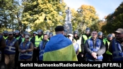 Полиция и националисты у памятника Николаю Ватутину