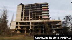 Изоставеният строж в двора на Медицинска академия