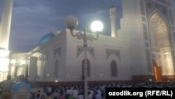 Мусульмане Узбекистана прочитали праздничный намаз в центральной мечети "Минор". 