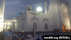 Ташкентские мусульмане в мечети «Минор» в день прошлогоднего Рамадана.