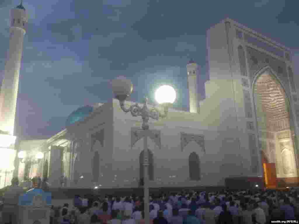 Uzbekistan - a prayer in honor of Ramadan, at the Tashkent mosque Minar