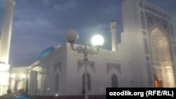 Мусульмане Узбекистана прочитали праздничный намаз в центральной мечети «Минор».
