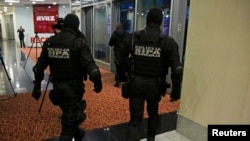 Bosnia-Herzegovina -- Members of Bosnia's State Investigation and Protection Agency (SIPA) walk inside the buliding of Dnevni Avaz newspaper in Sarajevo, January 25, 2016