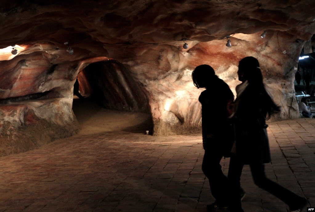 Các cô gái khám phá khu vực du lịch trong mỏ Khewra. & Nbsp;