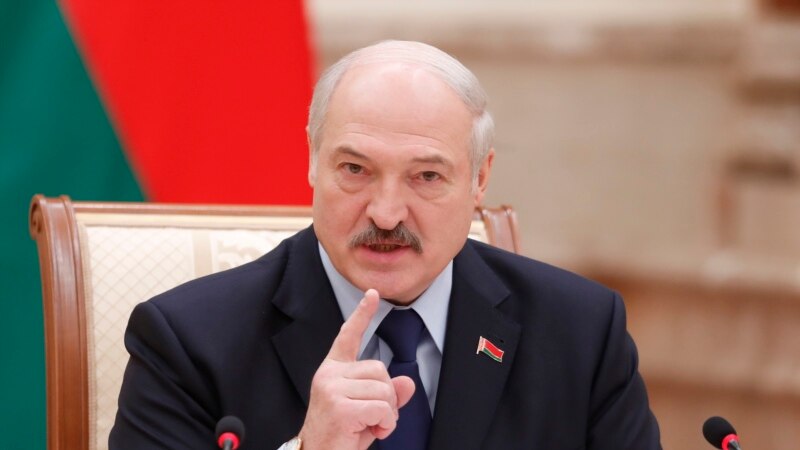 Ангушти Лукашенко ба самти Русия. 