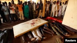 Republika Qendrore Afrikane - Njerëzit vajtojnë familjarët e vrarë gjatë luftimeve në Bangui, 05 dhjetor, 2013 (Ilustrim)