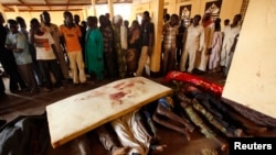 Люди собрались в мечети возле тел убитых в Банги 