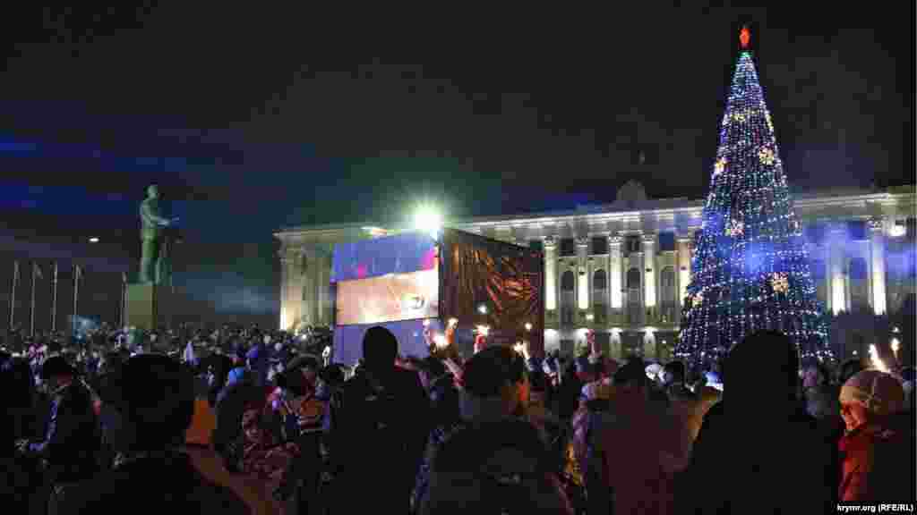 Ярко освещены были только городская новогодняя елка, сцена и здание Совета министров, большая часть уличных фонарей была выключена