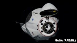 Капсулата Dragon на SpaceX на метри от Международната космическа станция