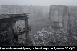 Костянтинівка також належить до «поясу фортець», але місто вже зазнало значних руйнувань внаслідок обстрілів армії РФ. З 80 тисяч жителів станом на початок великої війни тут, за даними місцевої влади, лишилось 4. На фото: Костянтинівка, 28 листопада 2025 року