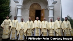 Parohul Bisericii „Sfinții Arhangheli Mihail și Gavriil” din satul Dubăsarii Vechi, raionul Criuleni, Teodor Pelin (centru), care este și protopopul raionului Criuleni, alături de preoții Mitropoliei Basarabiei din protopopiatul raionului Criuleni.