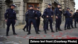 Policija ispred zgrade Vlade Srbije tokom protestne akcije opozicionog Zeleno levog fronta zbog pogibije 14 ljudi u Novom Sadu, 2. novembar 2024.