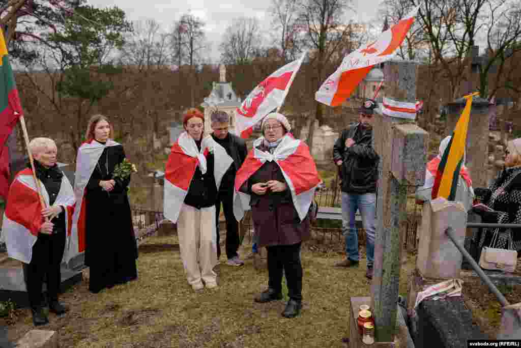 Ля магілы Лявона Вітан-Дубейкаўскага. Былая палітзьняволеная Валерыя Чарнаморцава правяла экскурсію па могілках.Лявон Вітан-Дубейкаўскі быў удзельнікам Беларускага нацыянальнага камітэту ў Менску ў 1917 годзе. А ў чэрвені 1918 году прызначаны галоўным архітэктарам БНР, распрацоўваў узоры дзяржаўных узнагарод. У 1919-м Антон Луцкевіч прызначыў Вітан-Дубейкаўскага консулам БНР у Польшчы.