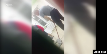 Pavarësisht videove dhe raportimeve, spitali mohon se pacientët bëjnë punë me detyrim.