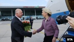 Глава Еврокомиссии Урсула фон дер Ляйен (справа)