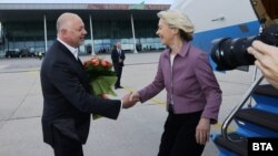 Премьер-министр Болгарии Росен Желязков встречает Урсулу фон дер Ляйен в аэропорту Пловдива, 31 августа 2025 года