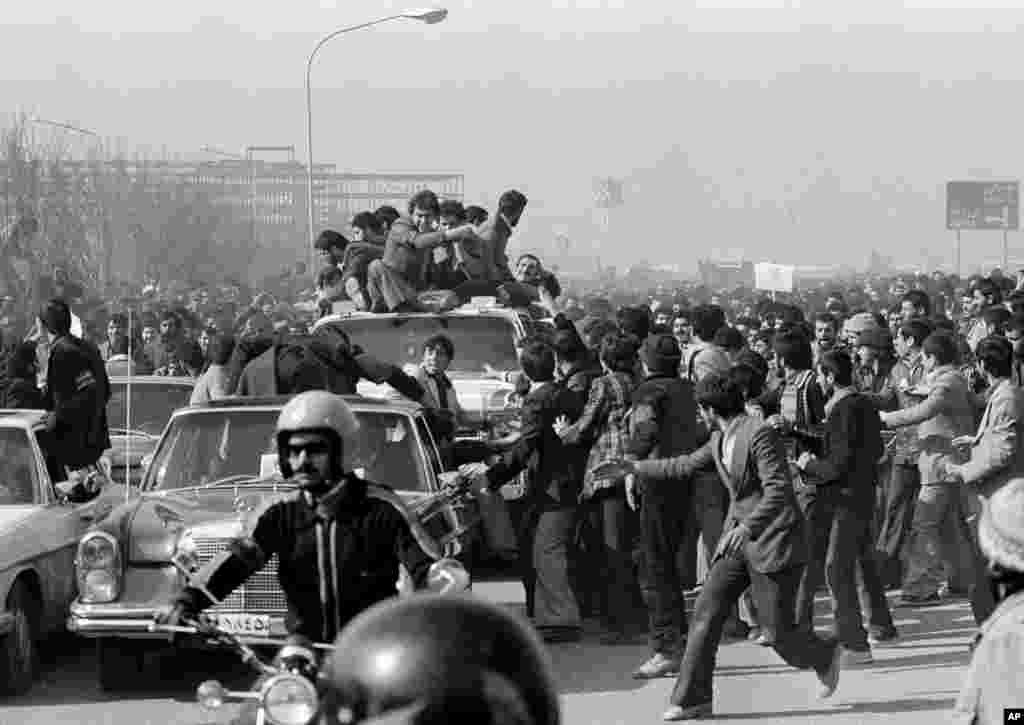Supporters lined the streets for Khomeini&#39;s motorcade to&nbsp;Behesht-e Zahra cemetery.