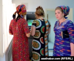 "... banklaryň özlerindäki bankomatlardan günde diňe 10-12 adam pul çekip bilýär." (Illýustrasiýa suraty)