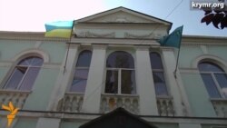 Як ставляться сімферопольці до українського прапора на будівлі Меджлісу