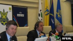 Іван Васюник, Мішель Платіні та Григорій Суркіс під час спільної прес-конференції у Києві, 15 квітня 2009 р.