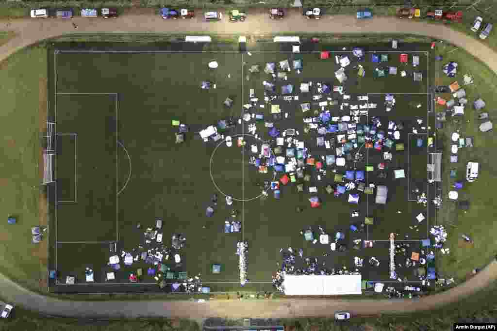 Nakon što su proveli noć na fudbalskom terenu u Inđiji, na oko 40 kilometara od Beograda, beogradski studenti nastavili su nešto pre 10 sati protestni marš ka Novom Sadu, gde će se pridružiti novosadskim kolegama u blokadi mostova 1. februara.