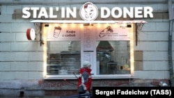 A Stal'in Doner kebabozó Moszkva észak-nyugati részén 2021. január 8-án. A kebabos Joszif Sztálinról, a Szovjetunió egykori vezetőjéről kapta a nevét.