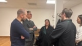 Ádám Zoltán (b2) és jogi képviselői a 2025. október 21-i másodfokú tárgyalás szünetében a Fővárosi Ítélőtáblán