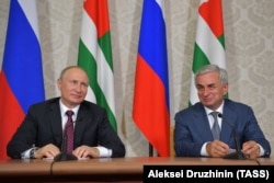 Russian President Vladimir Putin (left) and Abkhazia's de facto leader, Raul Khajimba, earlier this month.