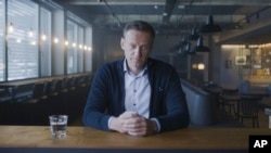  Кадър от кино лентата „ Навални “, в който опозиционерът дава отговор на въпроси на Роър 