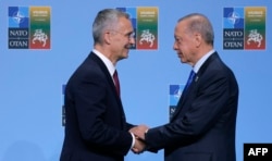 Генеральный секретарь НАТО Йенс Столтенберг пожимает руку президенту Турции Реджепу Тайипу Эрдогану, прибывшему на саммит НАТО в Вильнюсе. Литва, 11 июля 2023 года