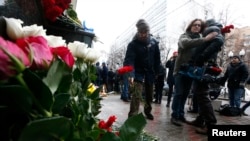 Москва, 25 декабря, цветы возле здания ансамбля имени Александрова, который был на борту разбившегося под Сочи Ту-154
