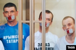 Слева направо: Рустем Ваитов, Юрий (Нури) Примов и Руслан Зейтуллаев в суде Ростова-на-Дону, 7 сентября 2016 года