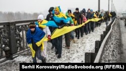 Українці об’єднали два береги Дніпра синьо-жовтим прапором у День Соборності України, Київ, 22 січня 2016 року