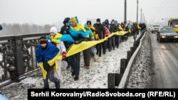 Українці об'єднали два береги Дніпра синьо-жовтим прапором