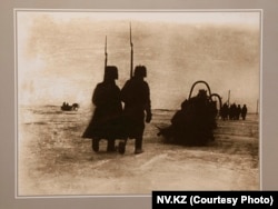Пеший этап заключенных, выступивших против императора, вели под конвоем из Павлодара в Семей. Фото Дмитрия Багаева, 1907 год.