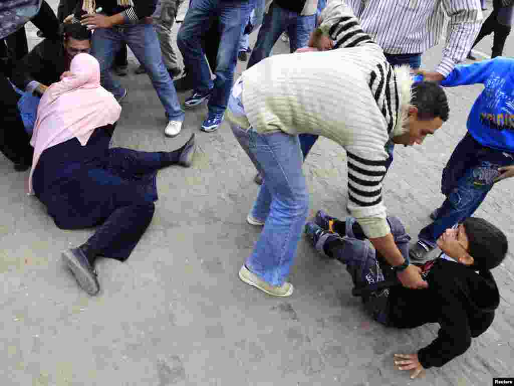 Столкновения демонстрантов с полицией в Каире, 28 января 2011