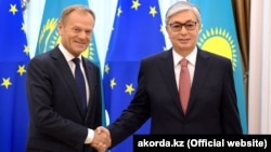Interim Kazakh President Qasym-Zhomart Toqaev (right) and Donald Tusk, president of the European Council, in Nur-Sultan