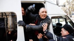 Полицейские задерживают мужчину во время митинга. Алматы, 22 февраля 2020 года.