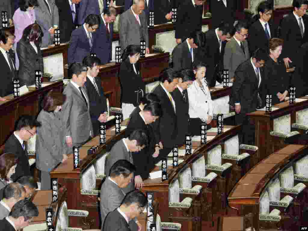 Japanski Parlament prije početka rada odaje počast žrtvama zemljotresa i cunamija, 18.03.2011. Foto: AFP / JIJI PRESS 