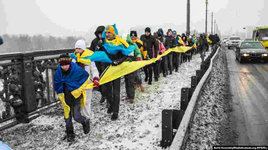 У Києві, на мосту Патона, пройшла акція &laquo;Живий ланцюг Соборності&raquo;, присвячена Дню Соборності України. Мороз та хуртовина не завадили учасникам утворити 30-метровий державний прапор.&nbsp;У цей день, 22 січня 1919 року, був проголошений Акт злуки Української Народної Республіки й Західноукраїнської Народної Республіки, що символізувало остаточне об&rsquo;єднання українських земель в єдину державу. Київ, 22 січня 2016 року ДИВИТИСЬ ФОТОГАЛЕРЕЮ