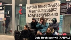 ფოტო არქივიდან: აქცია საზოგადოებრივ მაუწყებელთან. 25 იანვარი, 2025.