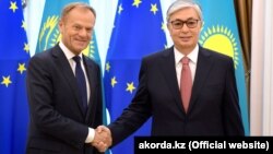 Председатель Европейского совета Дональд Туск (слева) и президент Казахстана Касым-Жомарт Токаев. Нур-Султан, 31 мая 2019 года.