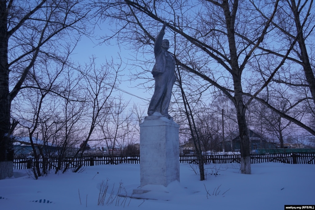 Памятник Владимиру Ленину в селе Айдабол Акмолинской области. 26 февраля 2021 года.