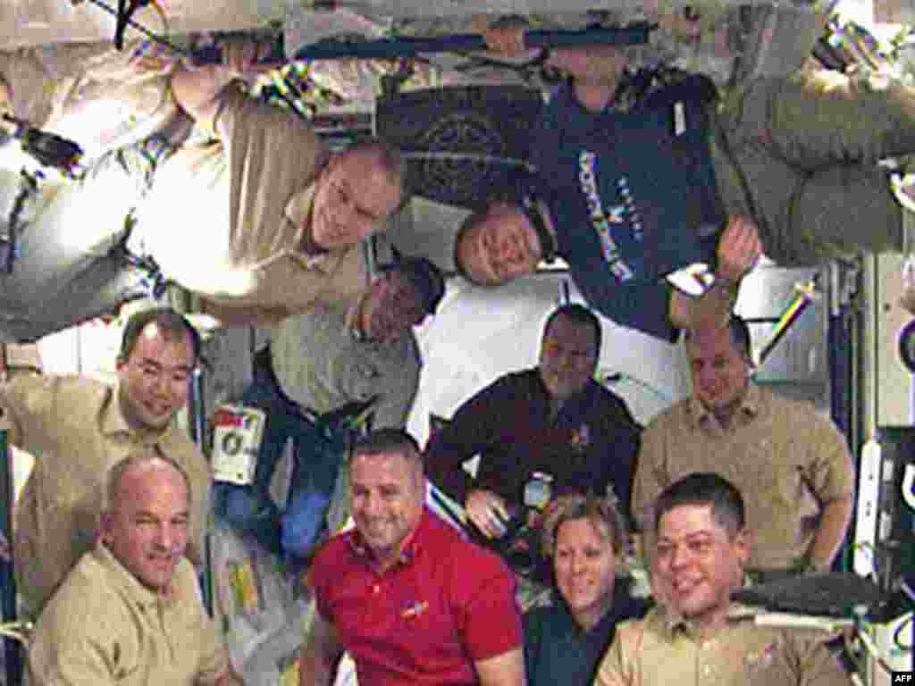 Каляземная арбіта, міжнародная касьмічная станцыя: сустрэча з новапрыбылым экіпажам амэрыканскага чаўнака Endeavour.
