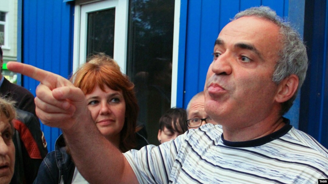 Garry Kasparov leaves a police station in central Moscow on August 17.