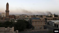 Дым после авиаударов аравийской коалиции по столице Йемена Сане.
