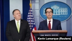 Mike Pompeo (solda) və Steven Mnuchin yeni sanksiyaları elan edirlər